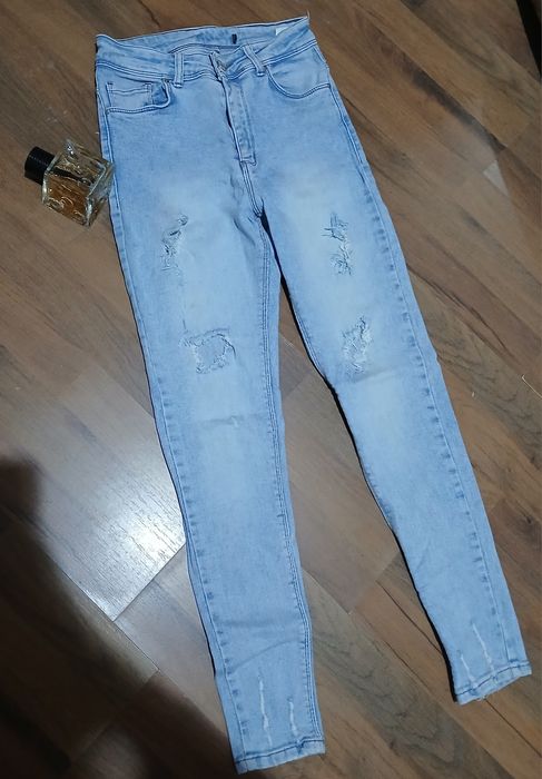 Blugi rupți cu talie înaltă