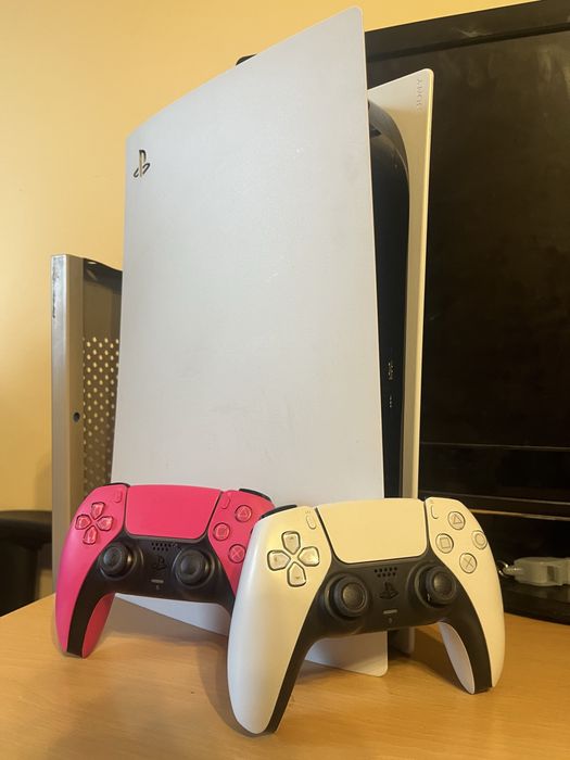 Продаю PS5 и двумя джойстиками