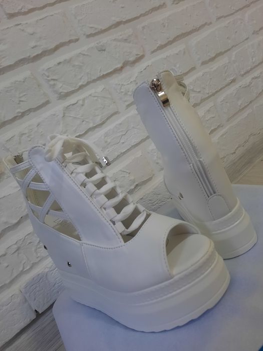 Новые босоножки.