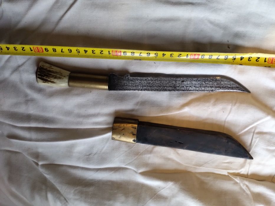 Продавам старинен нож острие