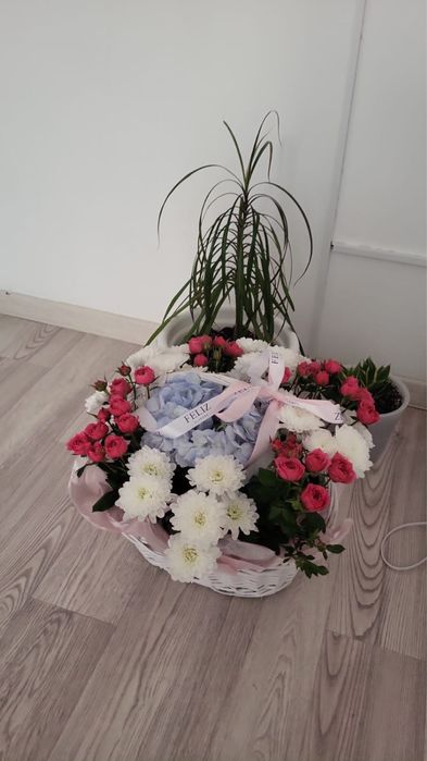 Цветы , вместе с корзиной