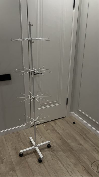 Напольная вращающаяся стойка для аксессуаров на ножках