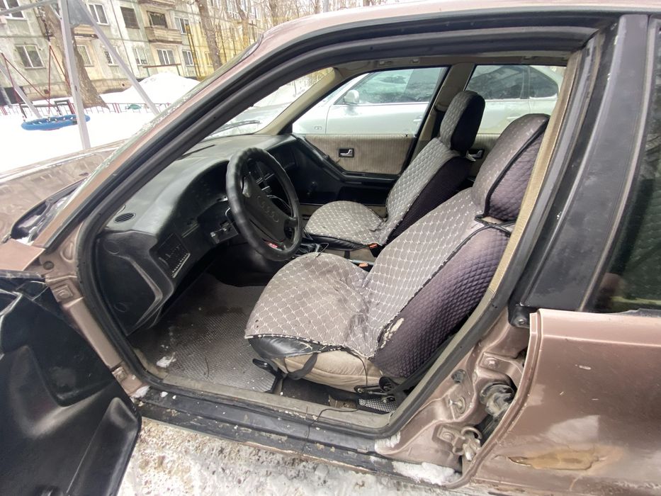 Автомобиль ауди 80