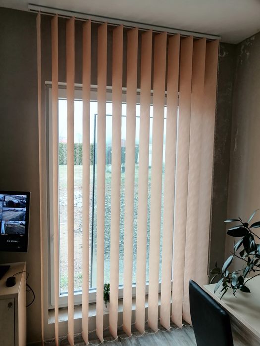 Perdele/jaluzele verticale lamelare/rulouri/rolete