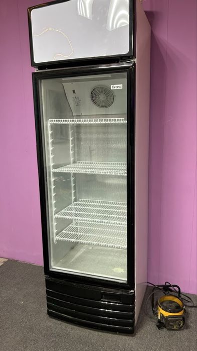 Продам витрину холодильную вертикальную