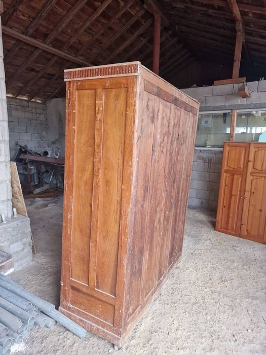 Масивен стар гардероб