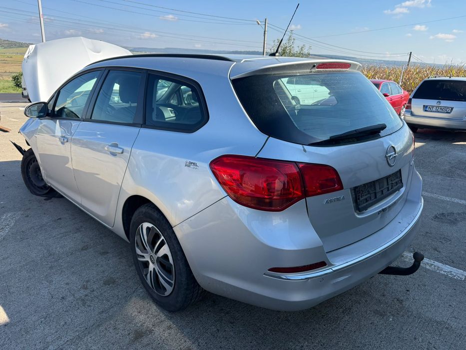 Dezmembrez Opel astra j facelift 2014 break Argintiu - GAN (176) 1.6 cdti B16DTL volan stanga