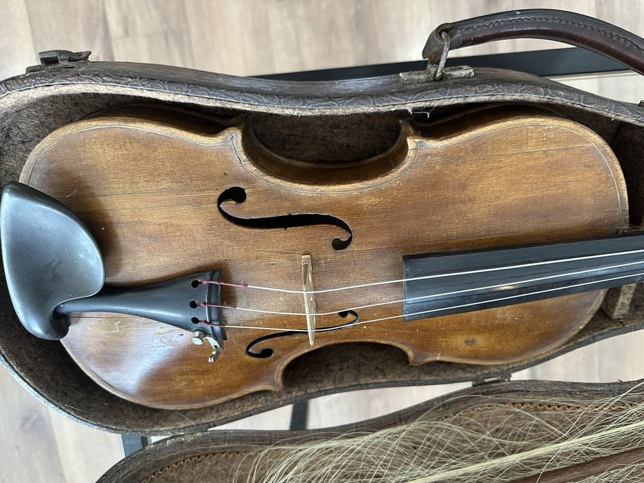 Vand vioara. Stare originala fara restaurare.