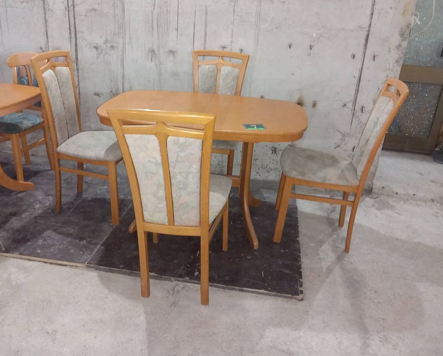 Комплект масивна разтегателна маса с 4 стола.
Внос.
Размери 80/120/160