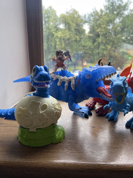 Продам игрушки динозавры