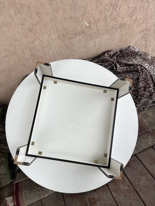 Стол круглый белый.