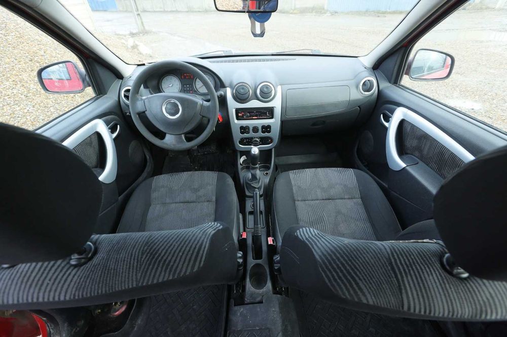Vand masina Dacia Logan MCV rosie veterana de razboi,dar încă în forma