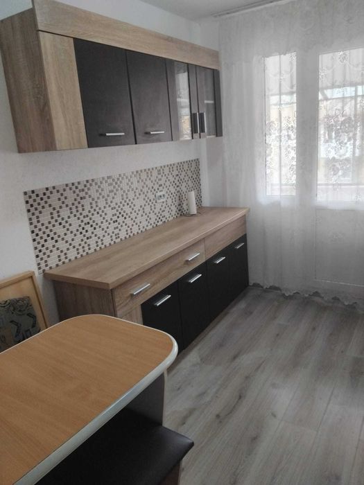 Închiriez apartament cu 2 camere