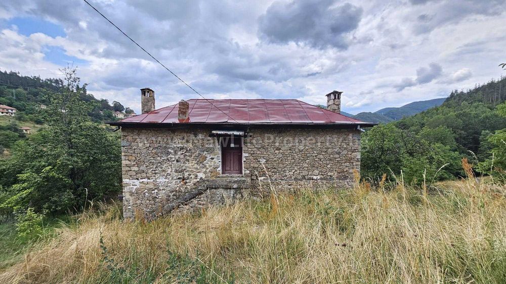 Двуетажна къща в планината, с. Давидково, област Смолян