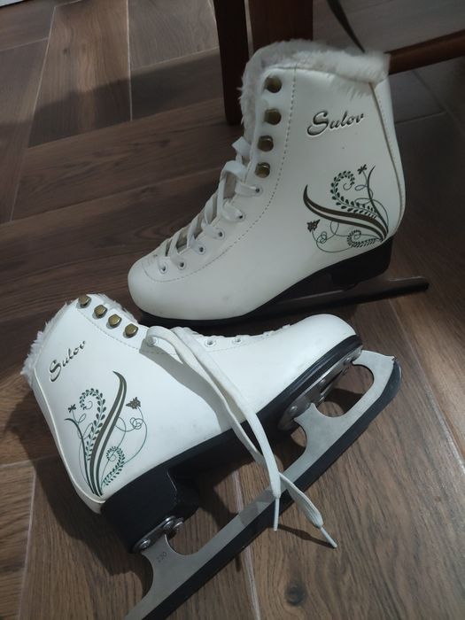 Vând patine de gheață