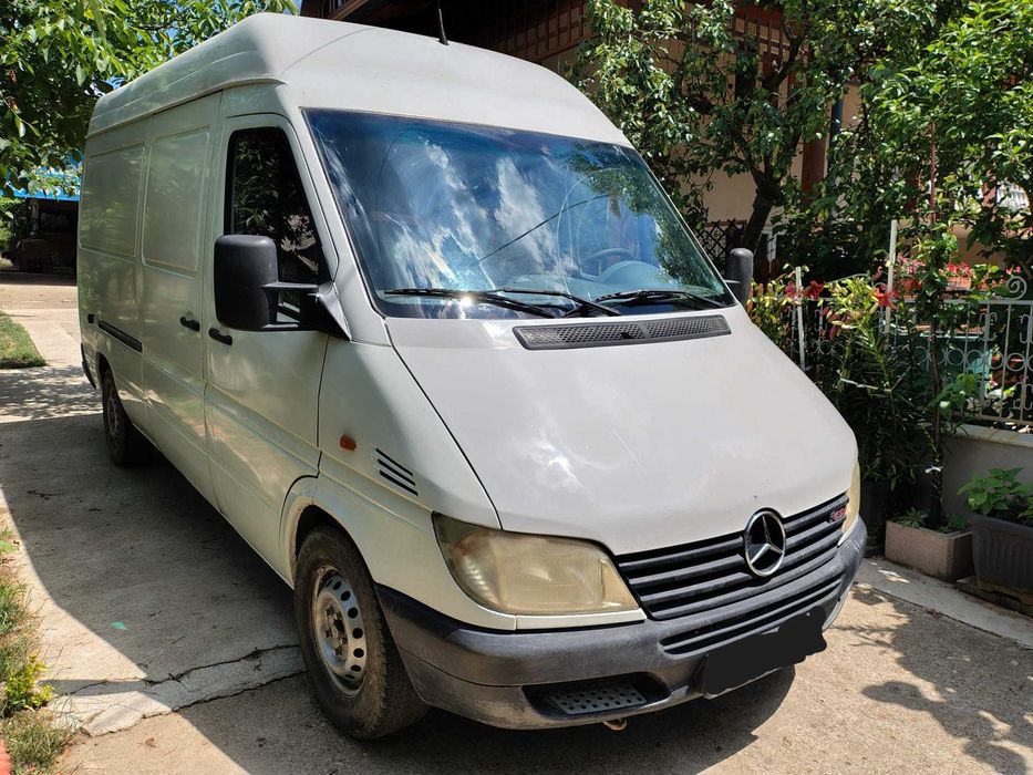 Vindem AUTOUTILITARA MERCEDES SPRINTER 211CDI3550, anul 2000, in stare buna de functionare cu toate actele la zi. PRETUL 4000euro, tel. 0764 717 121.