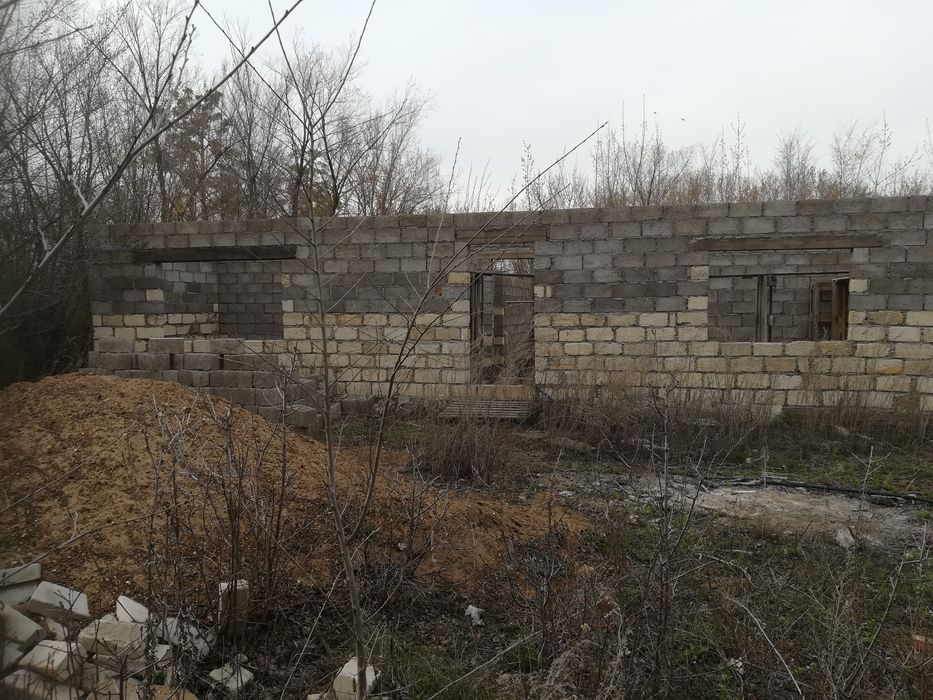 Продам участок с недостроенным домом