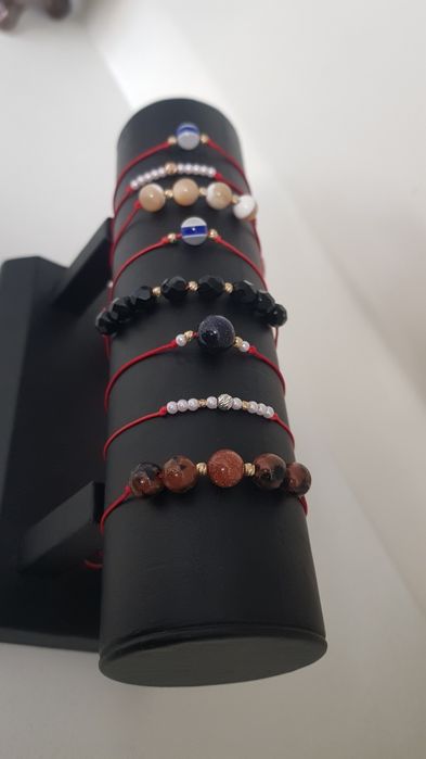 Златни гривни на червен  конец със златни топчета 14 карата