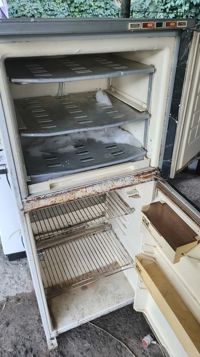 Продам рабочий холодильник