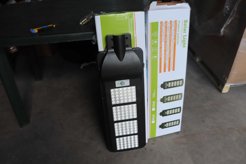 Lampa solara pentru  iluminat stradal sau curtea 150W, 6500K Livrare