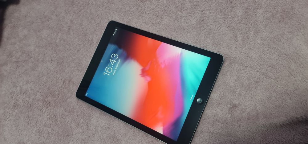 Vand sau schimb cu telefon, iPad Air a1474 32gb, 10/10 funcțional și e