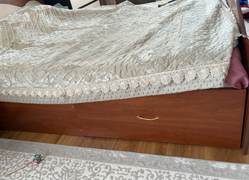 Продам кровать с матрасом