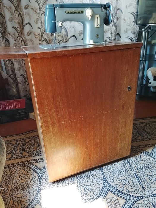 Продам машинку швейную.