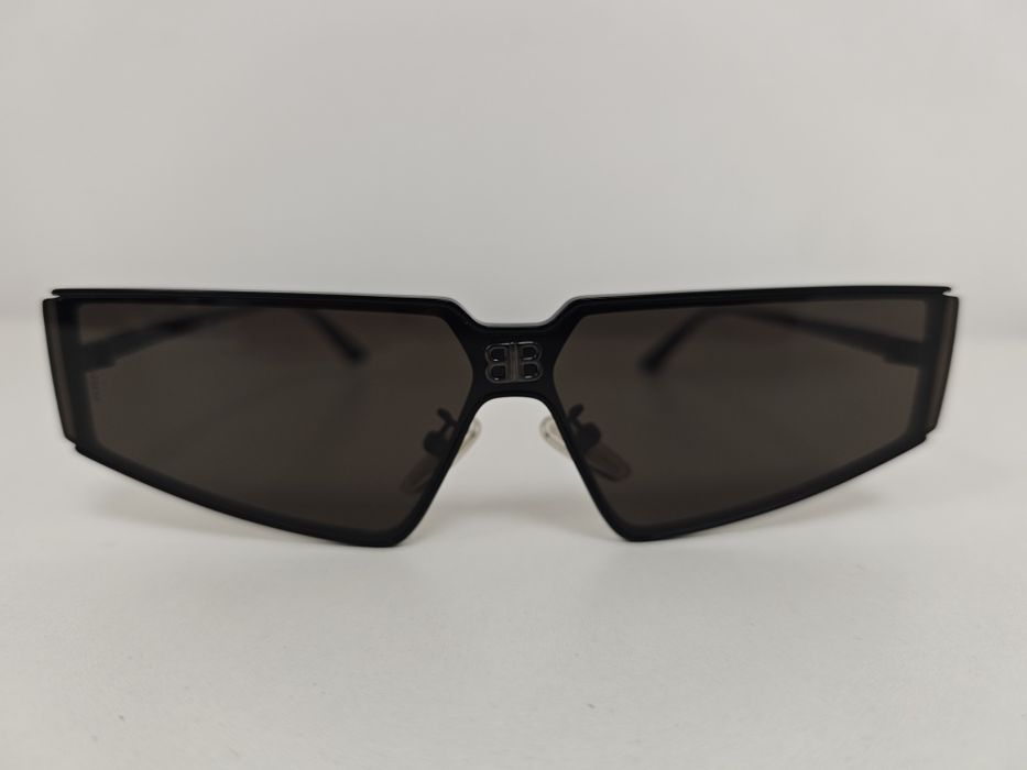 Слънчеви очила Balenciaga в черно
в черно