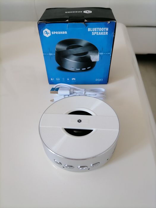 Vând boxă Bluetooth nou nouța calitate la cutie.