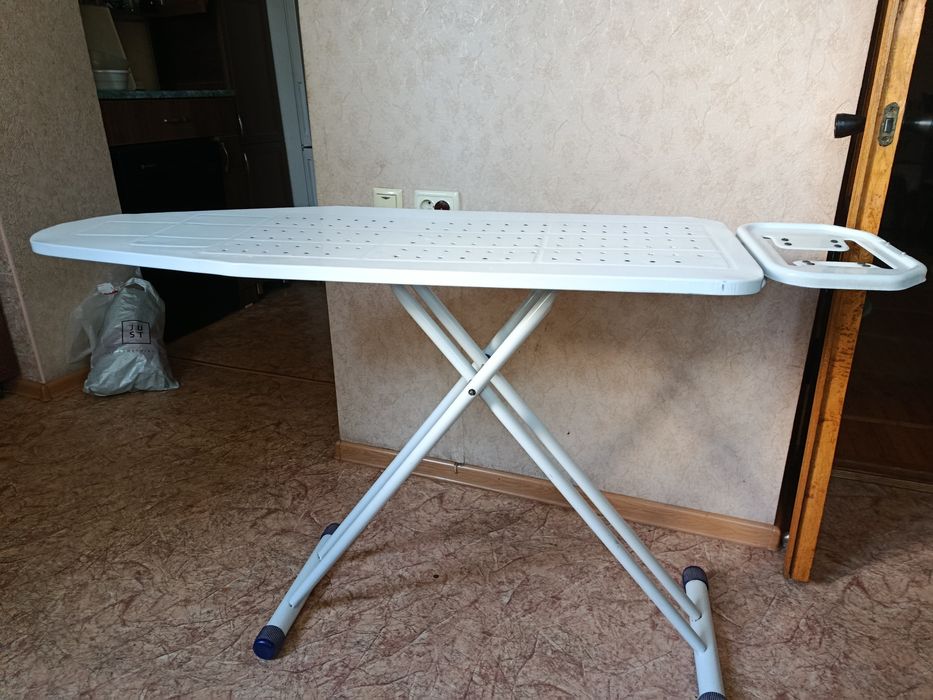 Доска гладильная металлическая. Меняется по высоте.