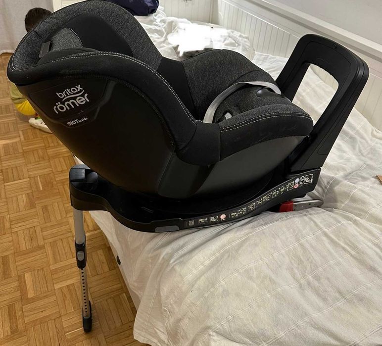Scaun auto rotativ pentru copii cu baza inclusă Dualfix Britax