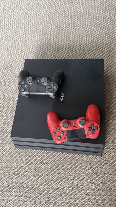 PS4 Pro Б/У вместе с приставками и играми