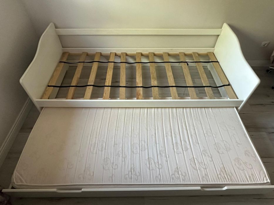 Vând pat de o persoana, cu 2 saltele incluse,, dimensiune  210*90cm . Patul este din lemn și este în stare buna de utilizare.