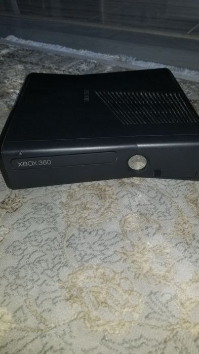 Vand xbox 360 cu jocuri+controller