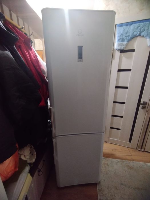 Продам холодильник Indesit в отличном состоянии 70000тг