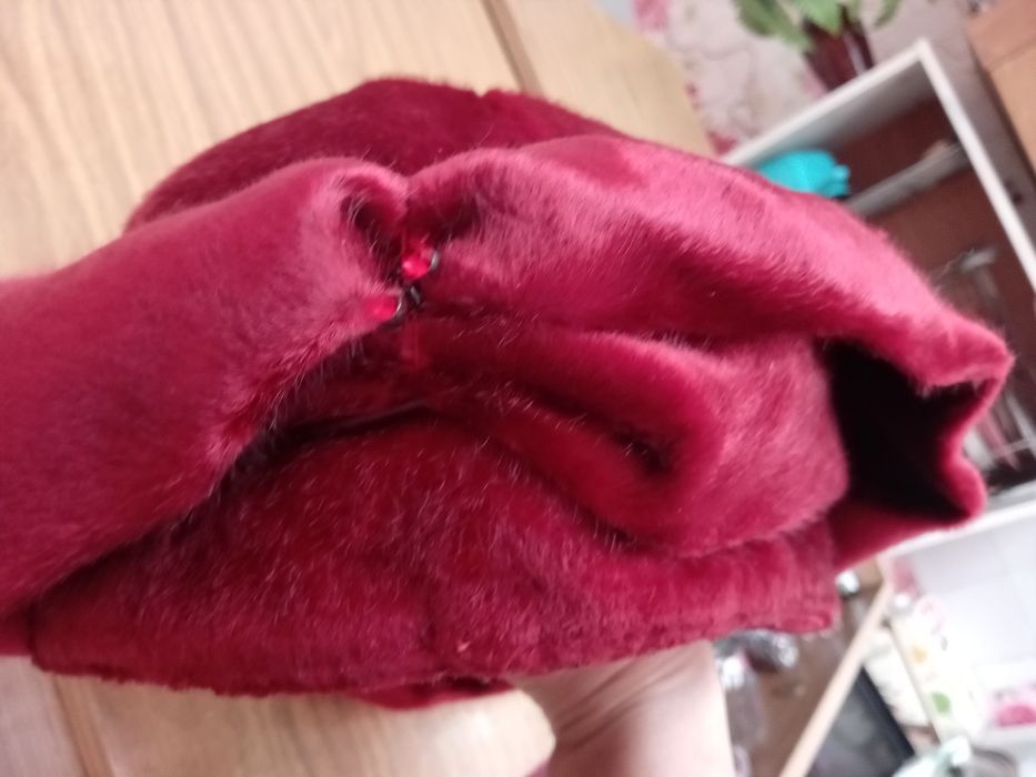 Женская шапочка, красный цвет