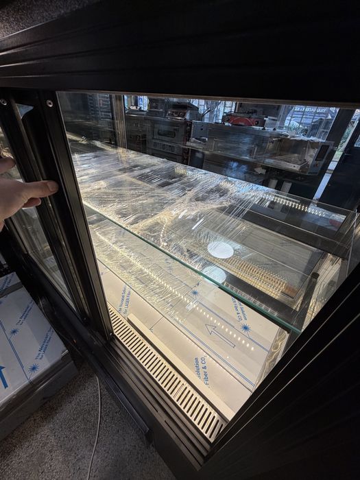 Хладилна витрина сладкарска