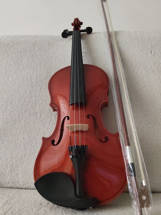 Vioara in stare foarte buna, fara zgarieturi sau alte defecte