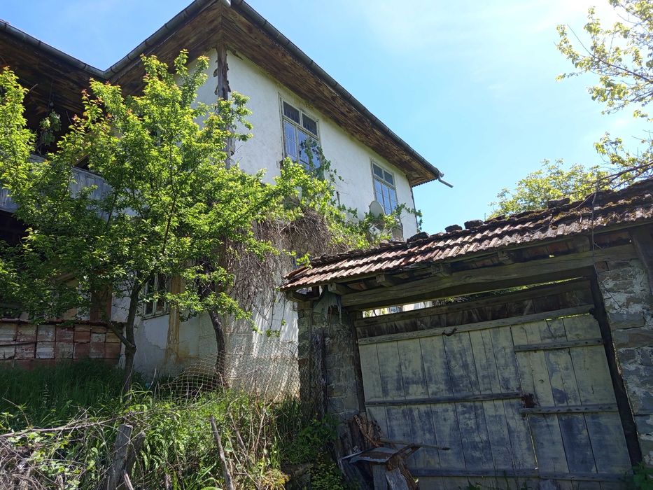 Продавам имот с къща