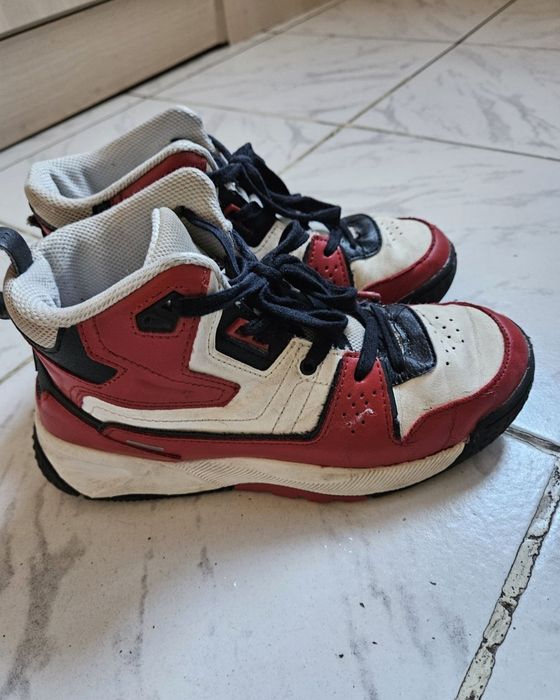 Zara обувки No 36. Runners обувки No 36. Nike бутонки No 36.
Runners детски високи спортни обувки No 36, 5€
Zara високи обувки No 36-със забележка 5€