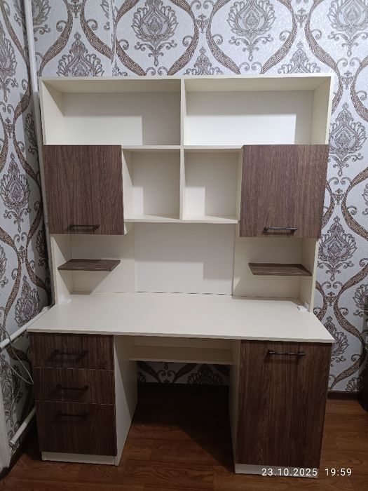 Письменный стол парта. O'quv toli dars qilish uchun va kitovlar ucun