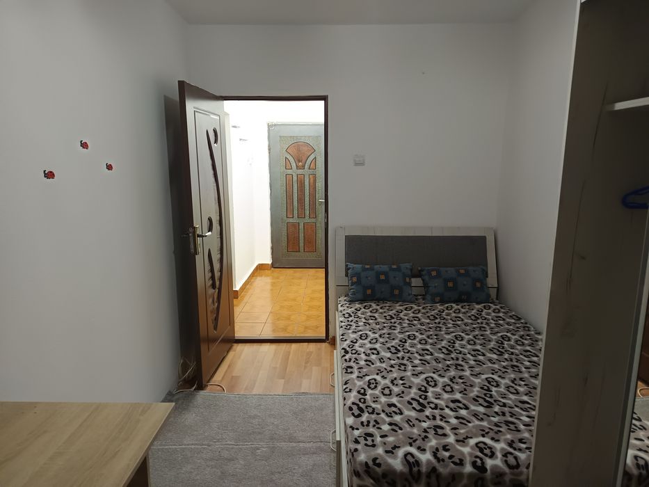 Închiriez apartament cu 3 camere
