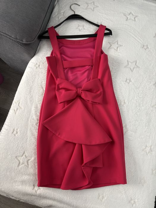 Официлана червена рокля STRADIVARIUS и Розова рокля на марката LUSY