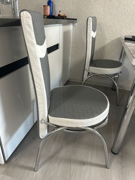 Двуцветни трапезни столове, чисто нови