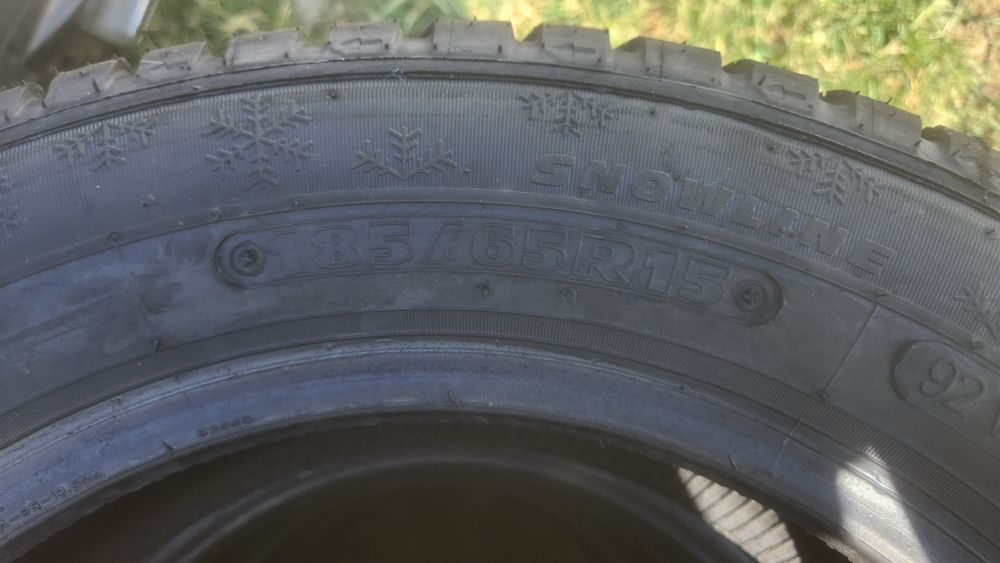 Vând cauciucuri de iarna noi peugeot 207 mărime 185/65 R15