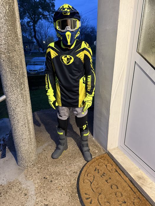 Продавам каските и цялата екипировка имам и ризница всичко е чисто нов