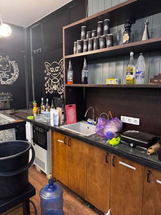 Продам оборудование для кофейни ВИТРИНА СТОЛЫ ДИВАНЫ