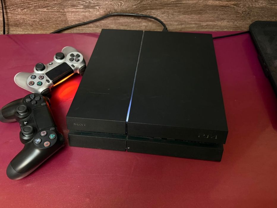 Playstation 4, с 2 джойстиками , есть торг