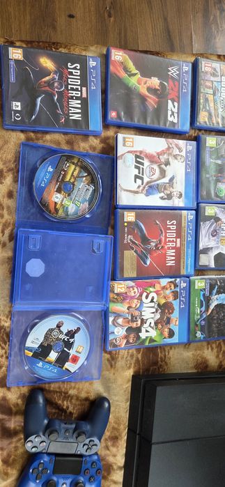 комплектPS4 + 2 джойстика + волан + 12 игри – Всичко работи!