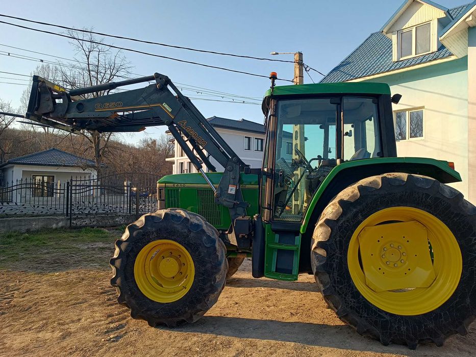 Tractor John Deere cu încărcător frontal